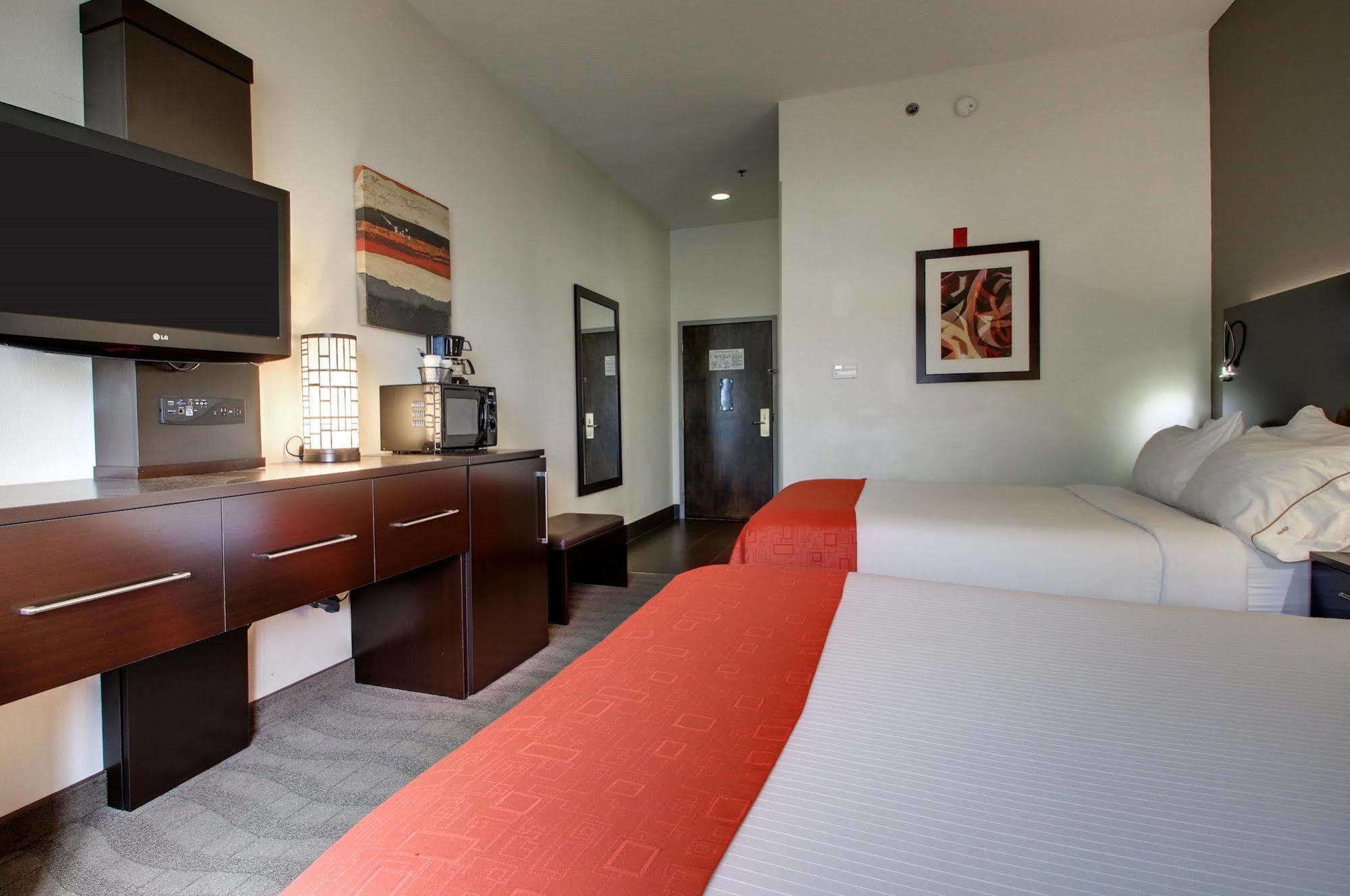 La Quinta Inn & Suites By Wyndham Meridian Ngoại thất bức ảnh